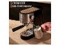 KRUPS Espresso-Siebträgermaschine Virtuoso Essential XP4418 bereitet cremigen Milchschaum zu.