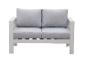 Zweisitzer-Sofa mit weißem Rahmen und grauen Kissen