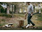 Mann mit Axt und Holzscheit, bereit zum Holzhacken im Freien.