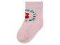 Eine rosa Socke mit einer Blume und dem Schriftzug 'I love the world'.