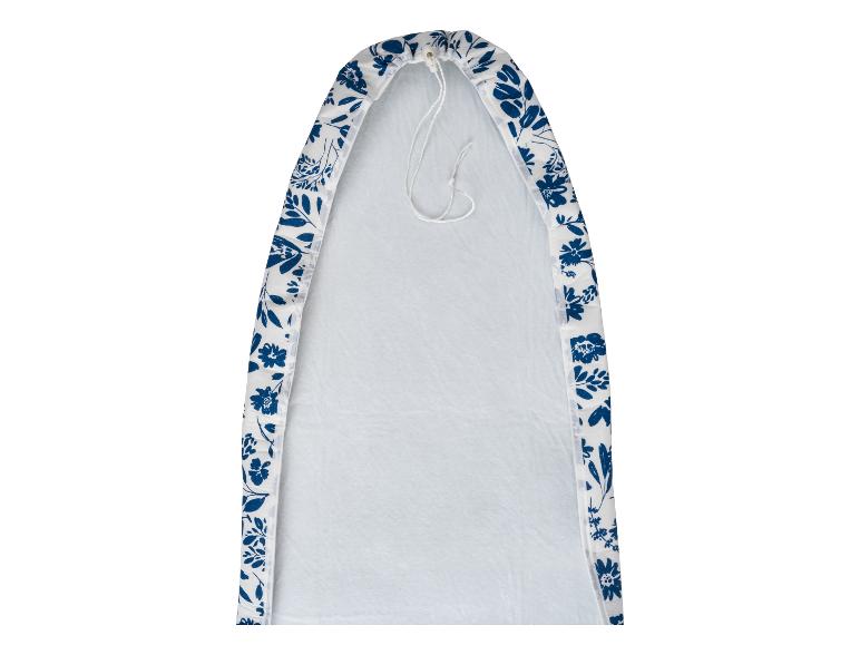 Bügelbrettbezug mit blau-weißem Blumenmuster.