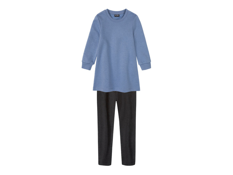 Ein blaues Langarmshirt mit schwarzen Leggings.