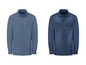 Zwei blaue Denim-Hemden mit langen Ärmeln.