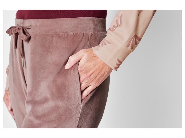 Nahaufnahme einer Frau in einer Samt-Hose