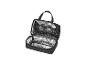 Offene schwarze Kühltasche mit silbernem isoliertem Innenraum