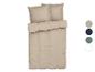 Beige Bettwäsche-Set mit Kissen.