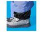 Nahaufnahme einer hellblauen Skihose mit schwarzer Gamasche über einem silbernen Stiefel.