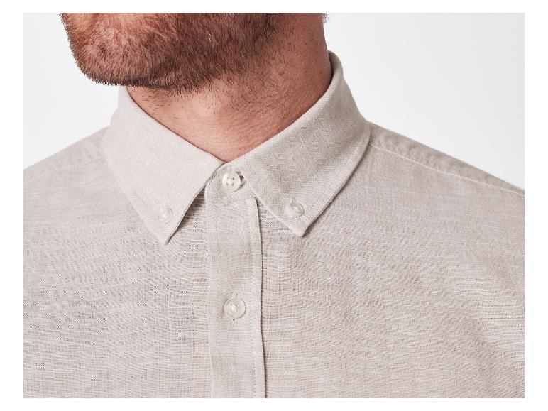 Beige Leinenhemd mit Knöpfen.