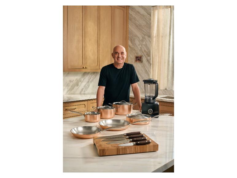 Andre Agassi in der Küche mit SILVERCREST® Premium-Messern mit Walnussholz-Griff.