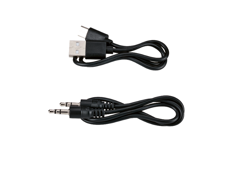 USB-Ladekabel und Audiokabel mit Klinkenstecker auf schwarzem Hintergrund