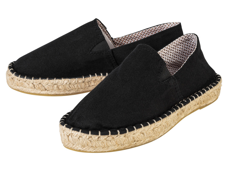 Zwei Paar schwarze Espadrilles mit Jutesohlen.