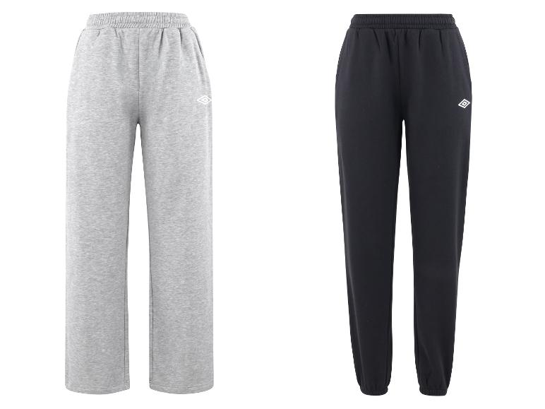 Zwei Jogginghosen: eine graue mit weitem Bein und eine schwarze mit Bündchen.