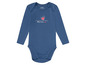 Ein blauer Langarm-Babybody von Lupilu mit dem Aufdruck 'All you need is love'.