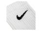Weiße Socke mit schwarzem Nike-Logo.