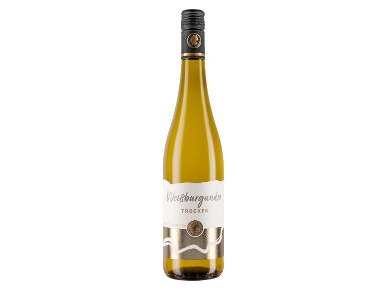 Weißweinflasche mit weißem und goldenem Etikett, Text „Weißburgunder Trocken“