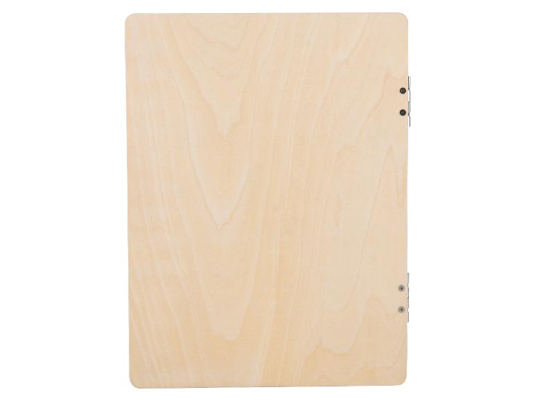 Ein Schneidebrett aus Holz mit sichtbarer Maserung.