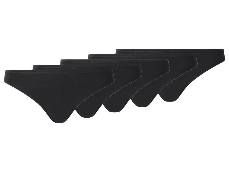 Fünf schwarze Damenslips, diagonal angeordnet