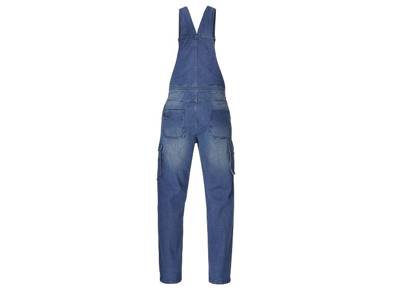 Eine blaue Jeanshose mit Latz.