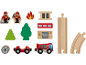 Hölzernes Feuerwehr-Spielset mit Feuerwehrauto, Feuerwehrleuten, Bäumen und Eisenbahnschienen.