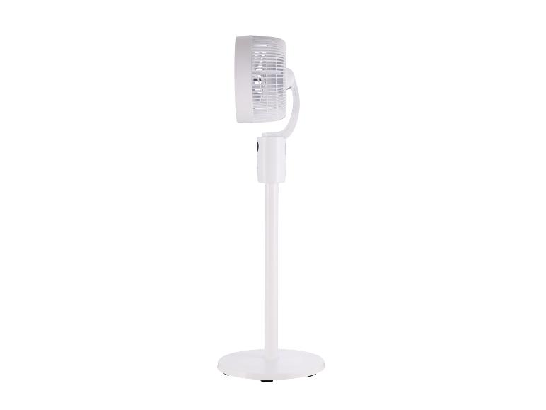 Weißer Standventilator mit rundem Kopf und kreisförmigem Fuß.