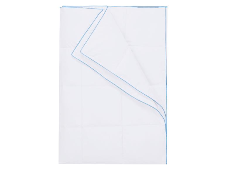 Weiße Bettdecke mit blauer Paspel, zur Hälfte gefaltet