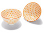Zwei weiße Schalen mit orangefarbenem geometrischem Muster.