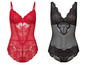 Zwei Lingerie-Bodysuits mit Spitzendetails: ein roter und ein schwarzer.