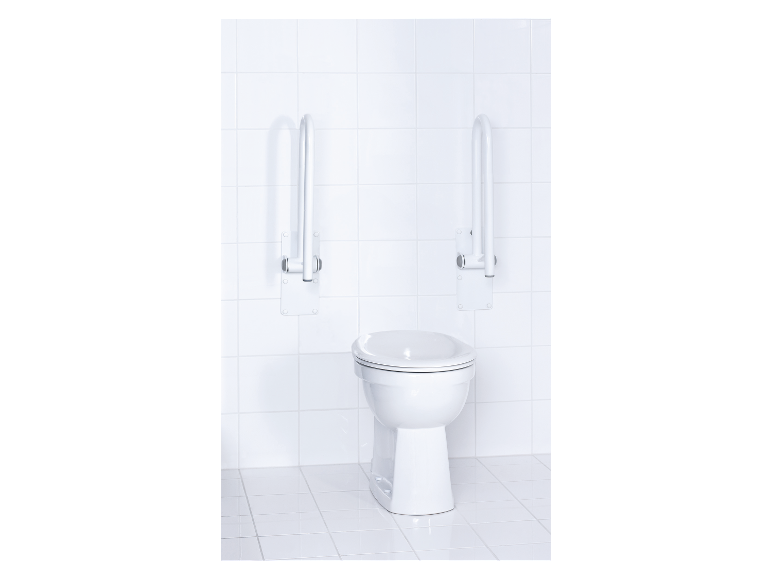 Adaptiertes WC mit Haltegriffen.
