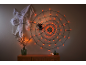 Halloween-Dekoration mit leuchtendem Spinnennetz, Spinnweben und Zierkürbissen.