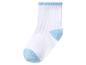 Weiße Babysocke mit hellblauer Ferse, Spitze und Bündchen