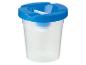 Transparenter Becher mit blauem Deckel und Pinselhalter.
