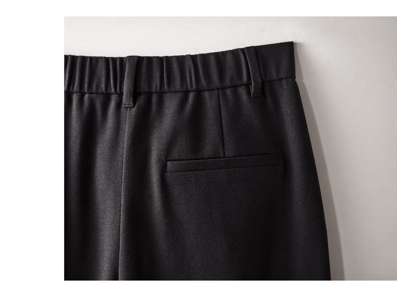 Nahaufnahme der Rückseite einer schwarzen Hose mit elastischem Bund und Tasche.