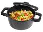 Schwarzer Topf mit Nudeln und Gemüse, mit offenem Deckel