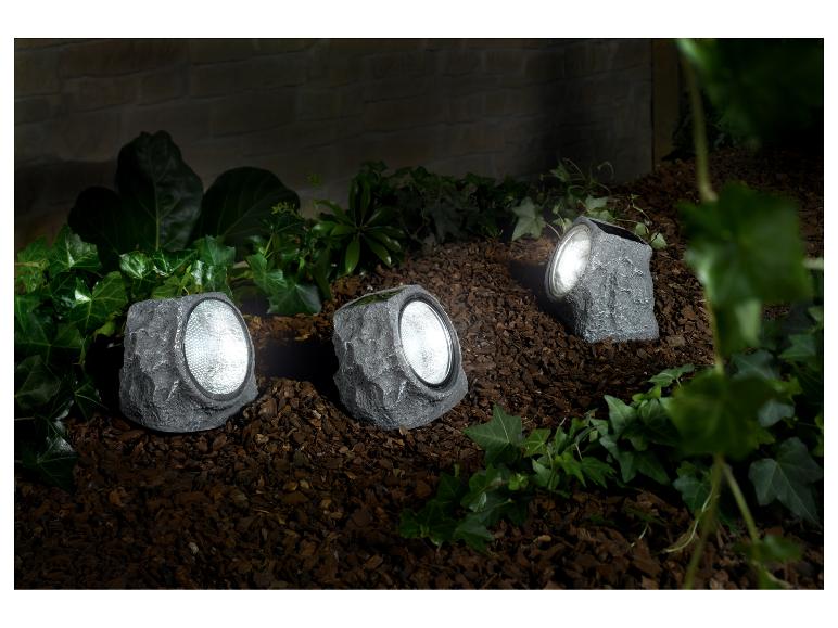 Drei dekorative Solar-Steine mit integrierter Beleuchtung für den Garten.