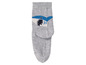Graue Socke mit einem blauen Hai-Motiv.