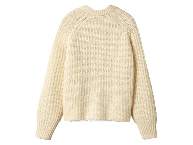 Cremefarbener Strickpullover mit Raglanärmeln.