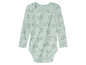 Ein hellgrüner Baby-Strampler mit langen Ärmeln, bedruckt mit Schafen und Vögeln.