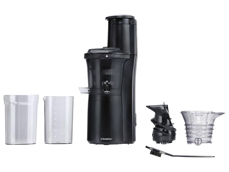 Schwarzer Slow Juicer mit zwei Messbechern, einer Schnecke und einer Reinigungsbürste.