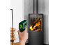 Infrarot-Thermometer misst die Temperatur eines brennenden Kamins, zeigt 328.9 °C an.