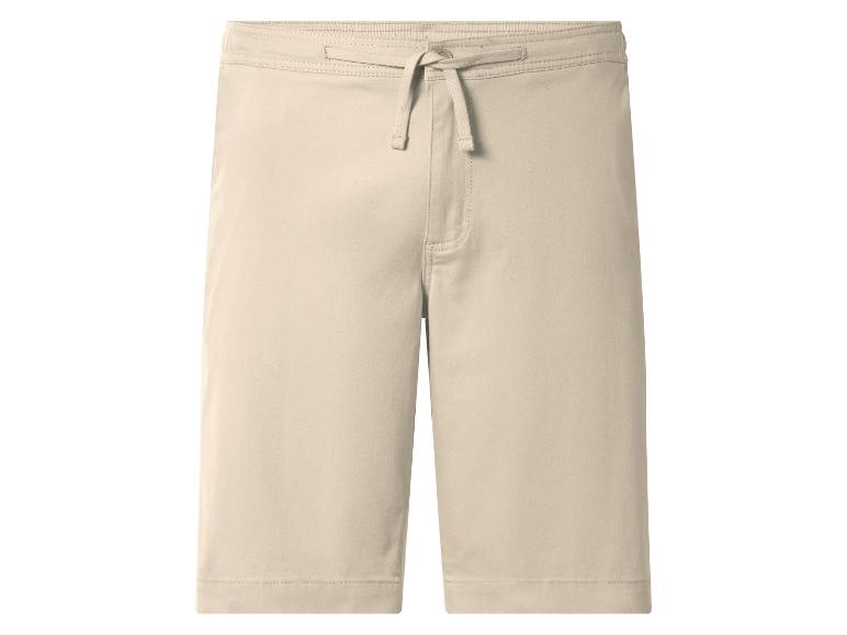 Beige Shorts mit Kordelzug in der Taille.