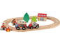 Holz-Feuerwehr-Eisenbahnset mit Feuerwehrauto, Feuerwehrleuten, Bäumen und Feuer.