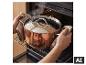 SILVERCREST® Premium-Topf mit Kupferschicht wird aus dem Ofen geholt. [KI-generiertes Bild]