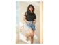 Frau in ESMARA® Jeansshorts und schwarzem Spitzentop.