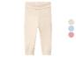 Hellbeige Babyhose mit Rippstruktur und drei Farbmustern: Beige, Blau und Rosa.