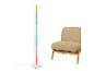 Bunte LED-Stehlampe neben einem beigen Sessel.