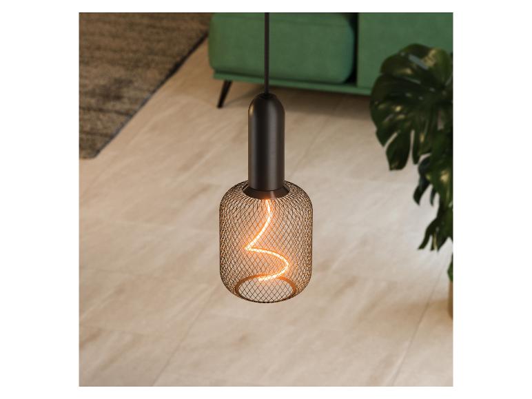 Pendelleuchte mit Glühbirne in einem Wohnzimmer mit grünem Sofa und Pflanze.