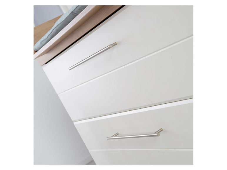 Weiße Kommode mit drei Schubladen und silbernen Griffen.