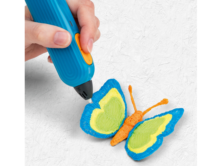 Hand mit 3D-Stift erstellt einen bunten Schmetterling auf weißem Hintergrund.
