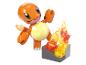 Pokémon-Figuren Charmander und Flammen aus Bausteinen.