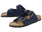 Blaue Zweiriemen-Sandalen mit Metallschnallen und Korksohle.